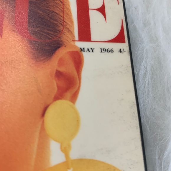 ❣️SOLD❣️Vintage 60's VOGUE magazine cover wall art - Picture 8 of 8